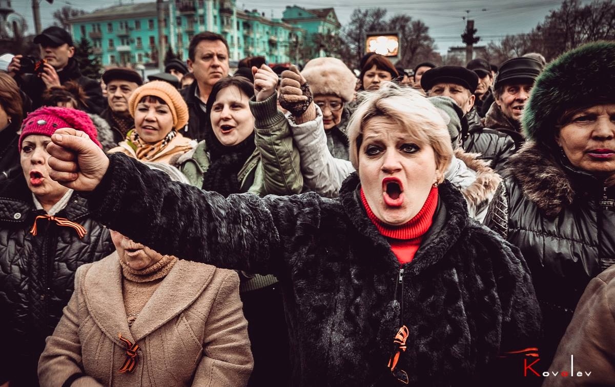 История захвата Луганска - очередной митинг ватанов. Вглядитесь в эти лица...