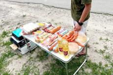 Жителі прилеглих до Сєвєродонецька селищ радіють можливості купити продукти хоча б при виїзній торгівлі