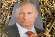 У день народження путіна люди на Луганщині та інших окупованих територіях спалюють його портрети (ФОТО, ВІДЕО)