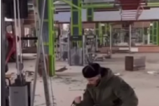 Окупанти потішаються у зруйнованому спорткомплексі "Good Zone" (ВІДЕО)