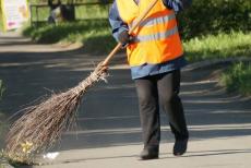 ЛОВА: Бюджетників на окупованій Луганщині виводять прибирати вулиці, діти з ТОТ пройдуть військовий вишкіл