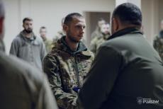 Нацгвардійцям-захисникам Рубіжного вручили медалі та передали дрони