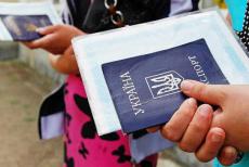 Лише 10% українців вважають, що переселенцям ефективно допомагають задовольнити потреби