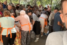 “Можна чути ажіотаж у людей”: сєвєродончани вистоюють черги за гарячим супом (ВІДЕО)