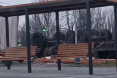 В окупованому Луганську військовий “Урал” понівечив зону відпочинку поблизу дороги (ФОТО)