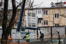 “Нижній ряд цегли розібрали - і порядок”: як росіяни у Сіверськодонецьку міняють вікна