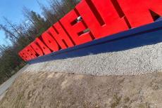 Окупанти перефарбували стелу на в’їзді до Сєвєродонецька (ФОТО)