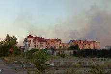 Небагатолюдні вулиці та дим від пожеж: фото серпневого Сєвєродонецька