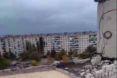 ЛОВА: У Сєвєродонецьку один з будинків з травня стоїть з розібраним дахом - у проблему ніхто не втручається