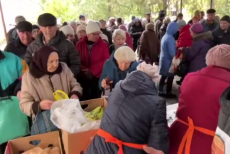 У Сіверськодонецьку люди заздалегідь займають чергу на гарячу їжу (ВІДЕО)