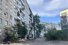 У Сіверськодонецьку російські підрядники “відремонтували” багатоповерхівку, нічого не зробивши у зруйнованих квартирах. Про це містяни пишуть у коментарях до публікацій окупаційної адміністрації. Йдеться про будинок по вул. Князя Володимира (Курчатова), 5. Як зазначає авторка коментаря, там в одному з під’їздів будівельники зробили ремонти на нижніх поверхах, тоді як верхні квартири - зруйновані й вигорілі - залишили у колишньому стані. “Сенс було робити (ремонт - ред.) на нижніх пов