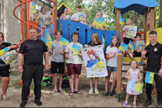 Луганські поліцейські організували для дітей свято до дня прапора та дня Незалежності України