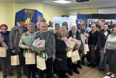 “Подібні акції стануть регулярними": ще 50 смартфонів передали літнім ВПО з Луганщини