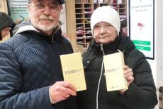 Ще 20 луганським пенсіонерам-ВПО видали смартфони