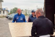 ЛОВА: лисичанам замість ремонтів будинків дали плити та плівку, у Рубіжному кинули дві недобудовані багатоповерхівки