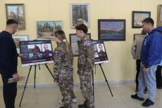 В окупованому Сіверськодонецьку фото загиблих окупантів експонуватимуть разом з картинами