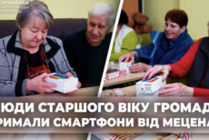 Пенсіонерам з Лисичанської громади надали смартфони