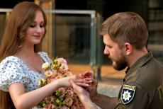 Поліцейський Луганщини освідчився коханій після повернення з Куп’янщини