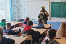 На окупованій Луганщині дітям роздадуть збірки про військових рф, а у школах відкрили десятки класів зі спецвишколом