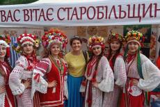 «Вишиванка свідчить, що Луганщина – Україна»: історія переселенки Юлії Мележик, яка відтворює старовинні сорочки