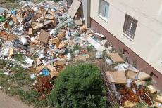 Біля багатоповерхівки у Сіверськодонецьку утворилося стихійне сміттєзвалище