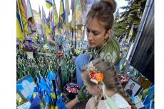 На Майдані Незалежності встановили прапорці на честь загиблих захисників Станично-Луганської громади