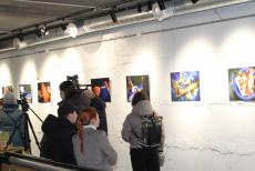 «Наші лікарі витримують, а медичне обладнання – ні». Відкрилася виставка Олександра Плаксіна