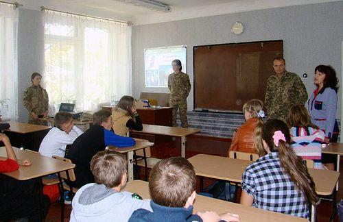 Офицеры структуры ГВС провели занятия со школьниками Северодонецка
