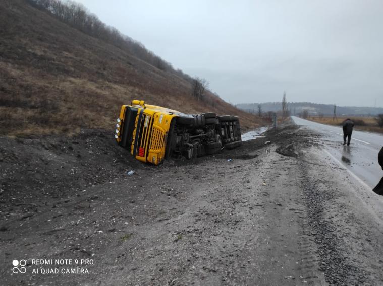 На Луганщині сталося перекидання вантажівки з понад 26 тонами мазуту