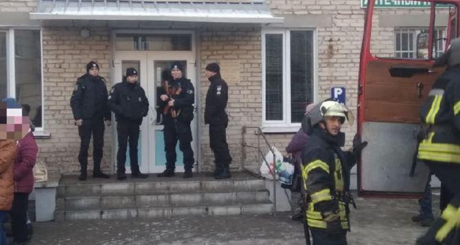Полицейские эвакуировали врачей и пациентов детской поликлиники в Северодонецке