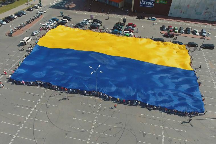 Рекордно большой флаг Украины развернут в Северодонецке 