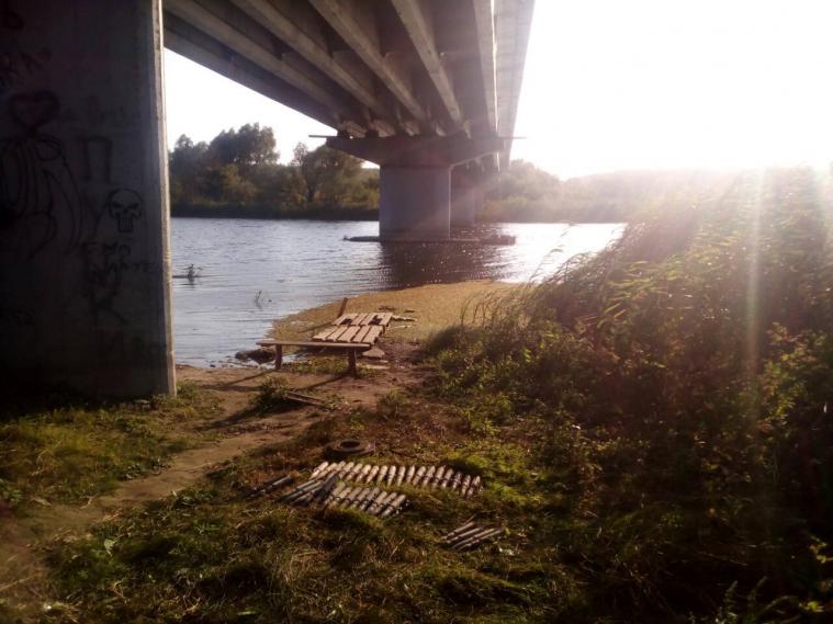 На Луганщині виявили під мостом приховані артилерійські снаряди