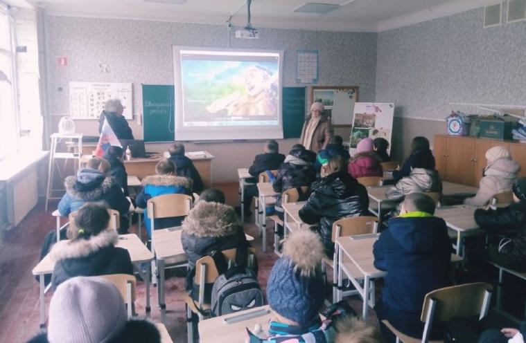Зі школярами Сєвєродонецька продовжують вести "Розмови про головне". Цього разу нав'язували конституцію ворога