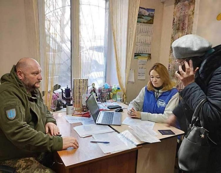 Переселенці з Луганщини в Києві отримали теплі речі та посуд