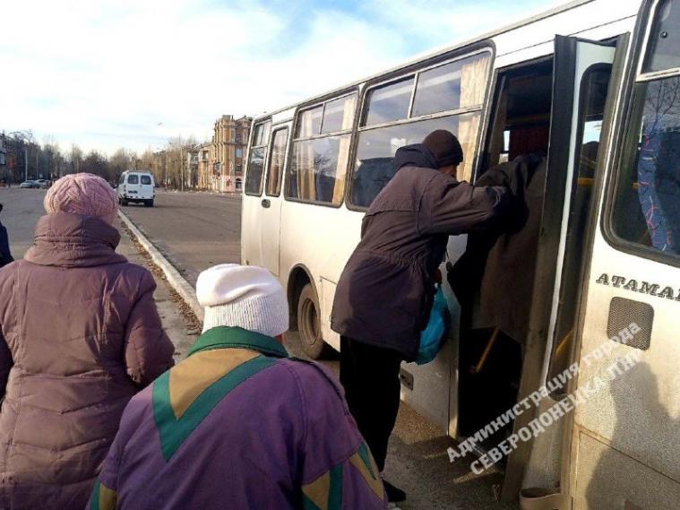 Сєвєродончан продовжують вивозити з міста, а в так званій "лнр" проблеми з лікарями 