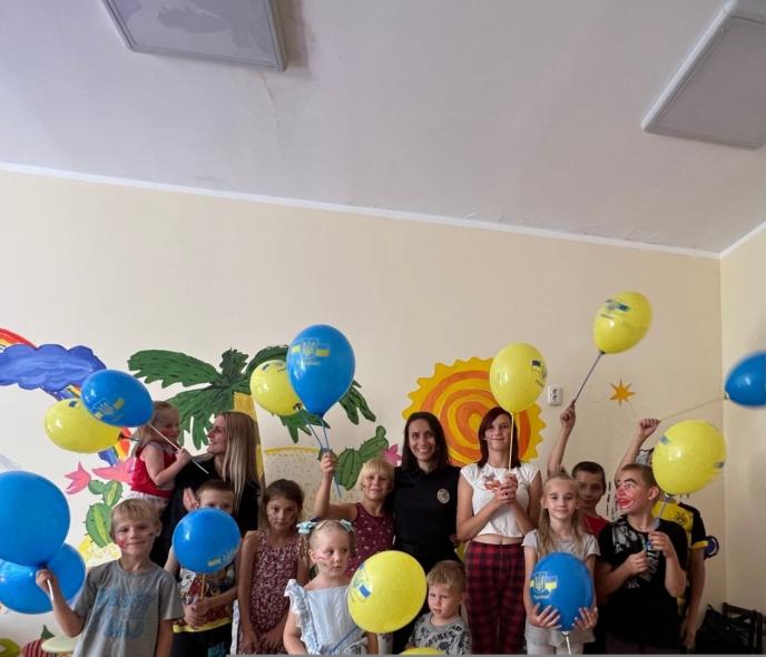 Луганські поліцейські влаштували свято для дітей з окупованих територій