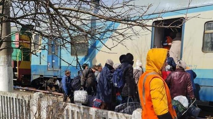 Наразі зі звільнених населених пунктах Луганщини евакують тільки військові. На окупованій території залишаються тисячі людей