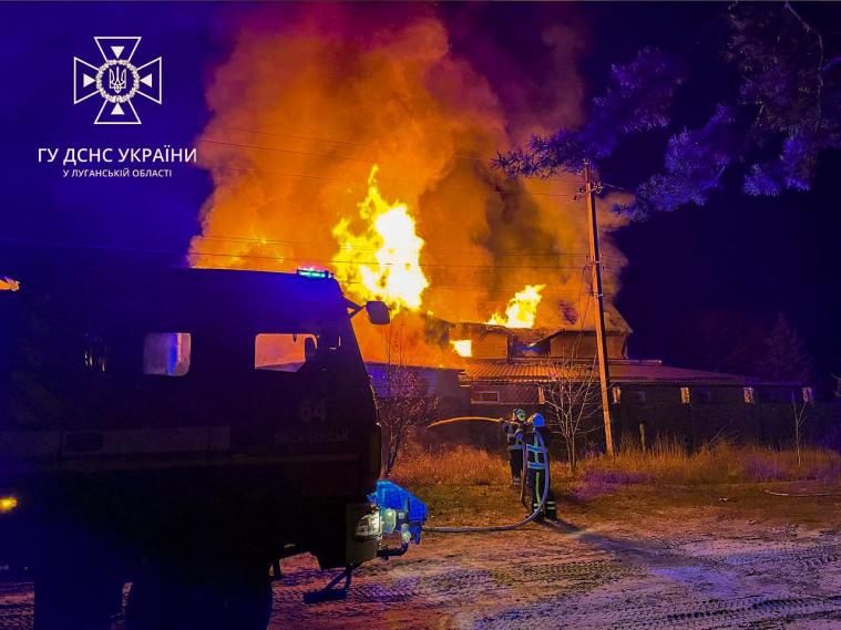 Луганські рятувальники ліквідували пожежу на Харківщині