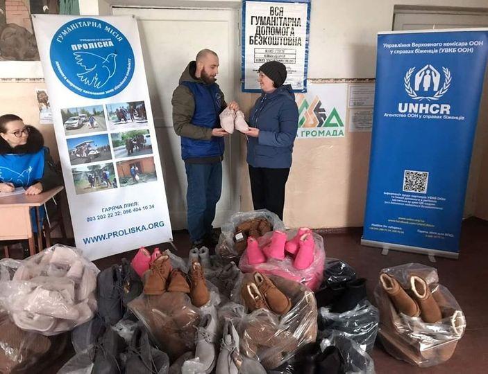 Переселенцям з Луганщини роздадуть зимове взуття