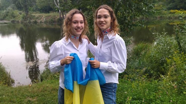 "Перше, що поклали до валізи": близнючки з Сєвєродонецька показали прапор, який привезли з собою до Луцька