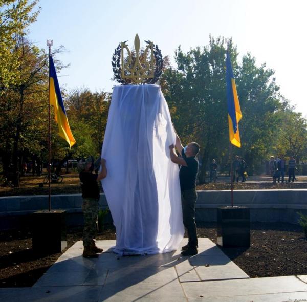 У Лисичанську пошкодили пам’ятник Героям-добровольцям