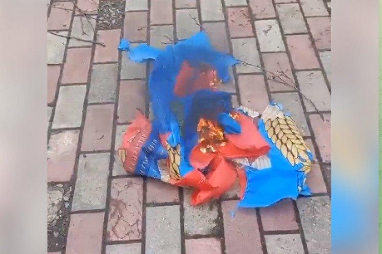 Окупанти затримали чоловіка, який зірвав їхні прапори на окупованій Луганщині