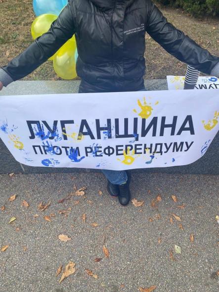 Переселенці з Луганської області виходять на протести проти "референдуму"
