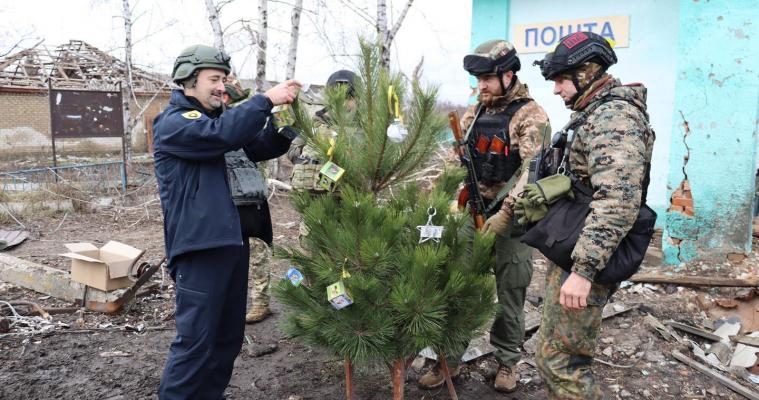 Гайдай все ж таки встановив ялинку на Луганщині