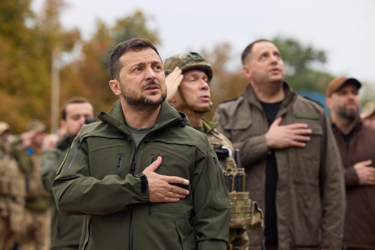Президент України Зеленський підняв прапор над деокупованим Ізюмом на Харківщині