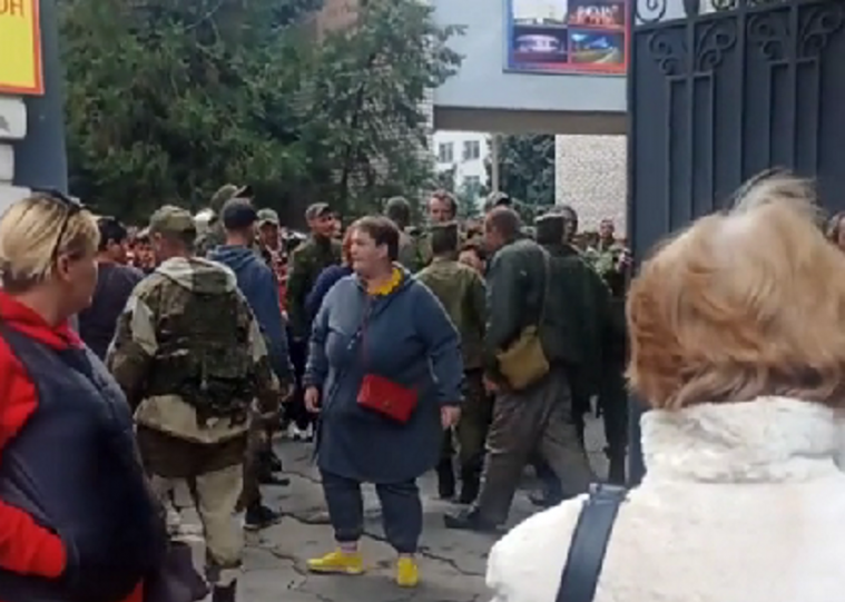 Мобілізовані “лнр” в Луганську відмовились повертатись на фронт