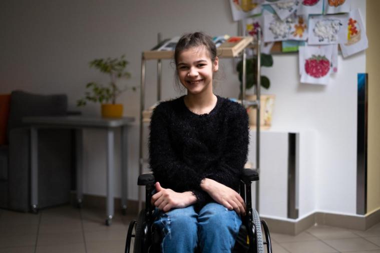 Дівчинка з Рубіжного отримала колісне крісло від благодійників