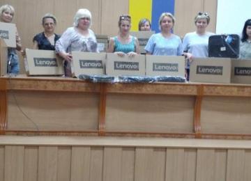 Вчителі-переселенці з Сєвєродонецька ти Лисичанська отримали ноутбуки для роботи