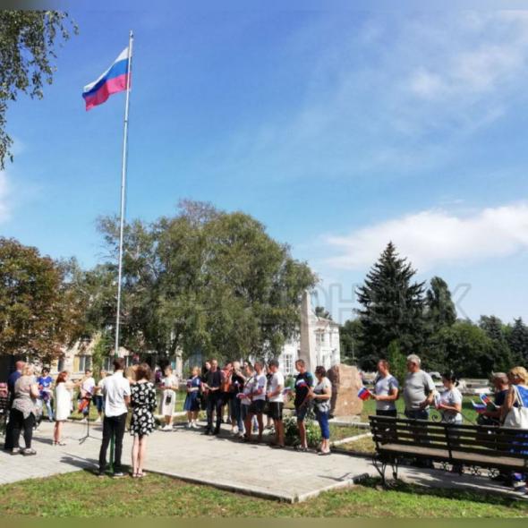 В окупованих містах на Луганщині не змогли назбирати достатньо людей на день їхнього прапору