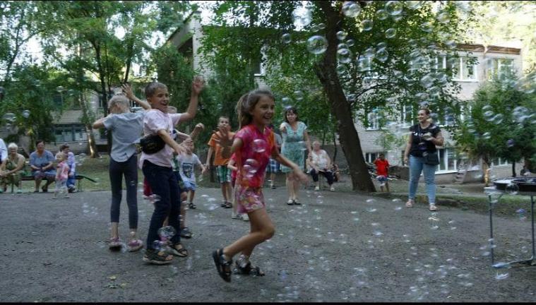 У шелтері переселенців Луганщини в Дніпрі відсвяткували День Незалежності та День прапора
